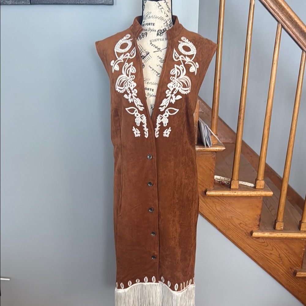 Brown and White Embellished Sleeveless Sheath Dress 👗